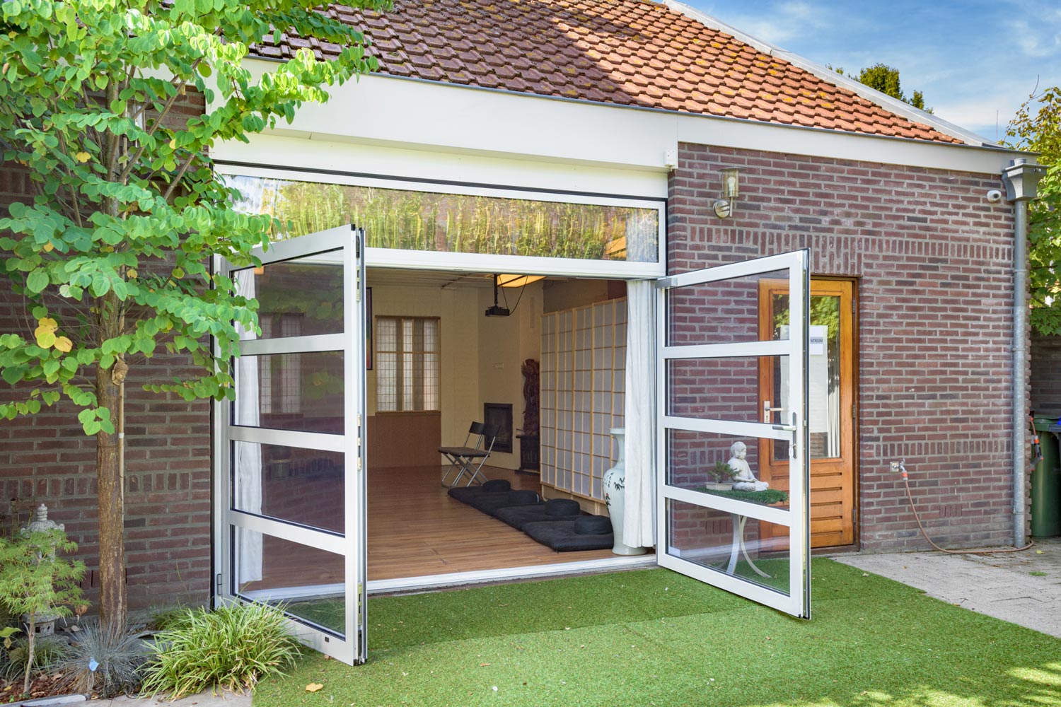 Openslaande garagedeur voor particulieren | Deurtechnieken Brabant BV