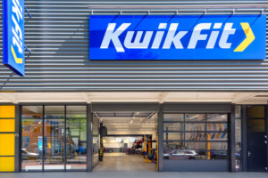 Aluminium frame bedrijfsdeuren met volglas panelen geplaatst bijbij Kwik Fit Eindhoven | Deurtechnieken.nl