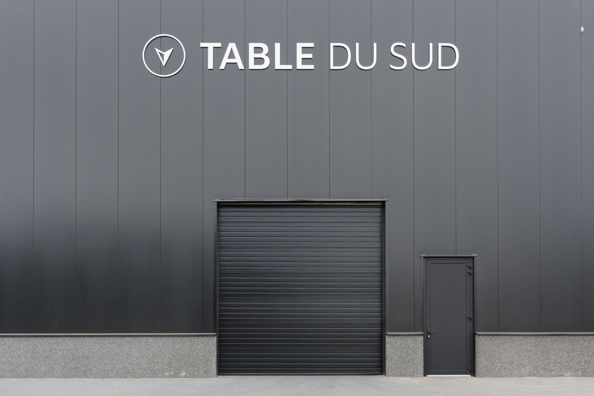 Stijlvolle bedrijfsdeuren bij Table du Sud | Deurtechnieken.nl