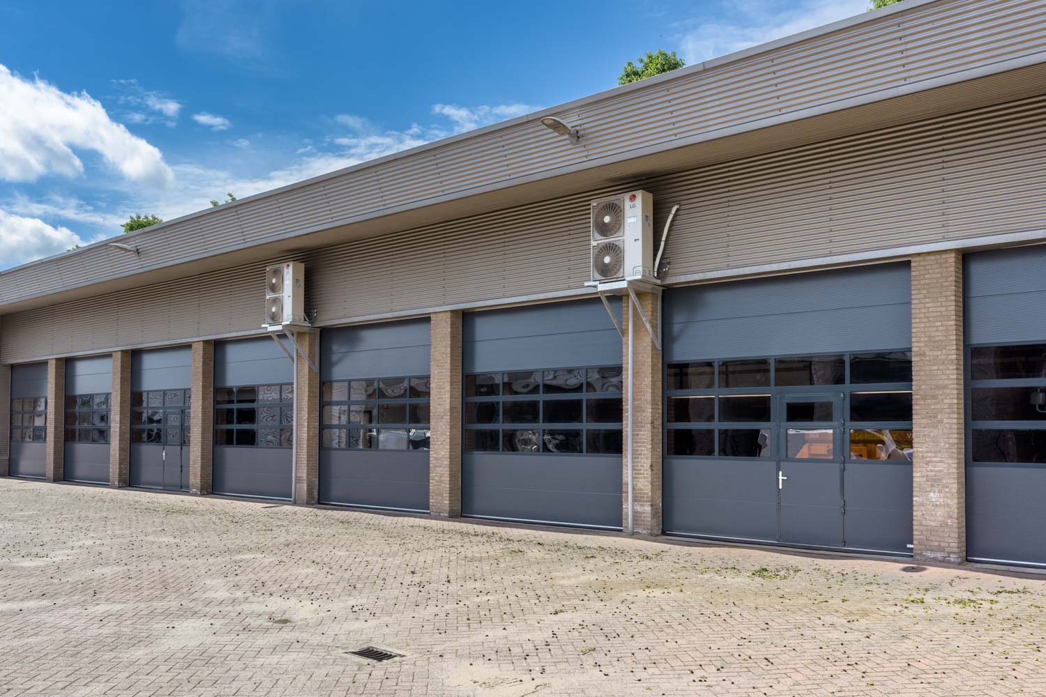 Industriele Bedrijfsdeur Umbra met beglazing | Deurtechnieken.nl Industriele Bedrijfsdeur Umbra met beglazing | Deurtechnieken.nl