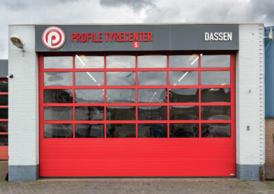 Volbeglaasde bedrijfsdeur met microline UMBRA panelen in verkeersrood (RAL 3020) | Deurtechnieken.nl