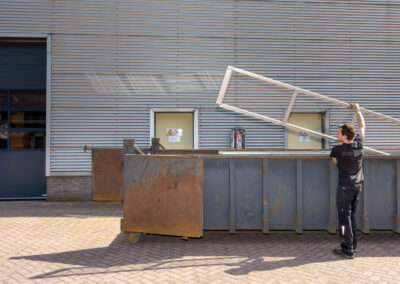 Afvoeren van de oude bedrijfsdeuren | Deurtechnieken.nl