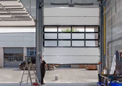 Plaatsen van nieuwe bedrijfsdeuren | Deurtechnieken.nl