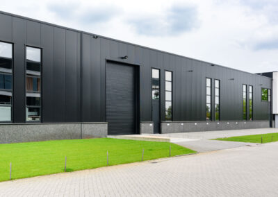 Bedrijfsdeuren van Deurtechnieken Brabant rondom de panden van Table du Sud in Heeze | Deurtechnieken.nl