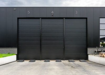 Bedrijfsdeuren van Deurtechnieken Brabant rondom de panden van Table du Sud in Heeze | Deurtechnieken.nl