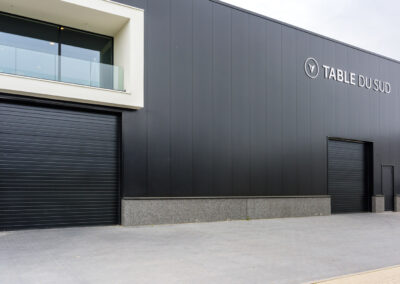 Bedrijfsdeuren van Deurtechnieken Brabant rondom de panden van Table du Sud in Heeze | Deurtechnieken.nl