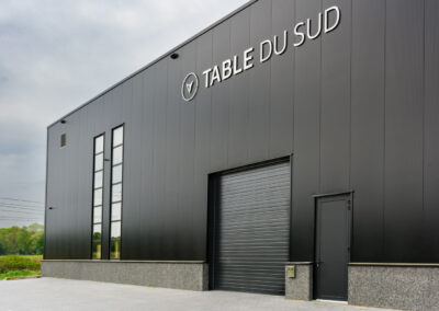 Bedrijfsdeuren van Deurtechnieken Brabant rondom de panden van Table du Sud in Heeze | Deurtechnieken.nl