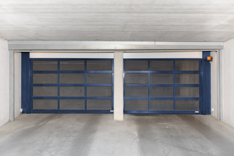 Dubbele parkeergaragedeuren voor de VvE | Deurtechnieken.nl Dubbele parkeergaragedeuren voor de VvE | Deurtechnieken.nl