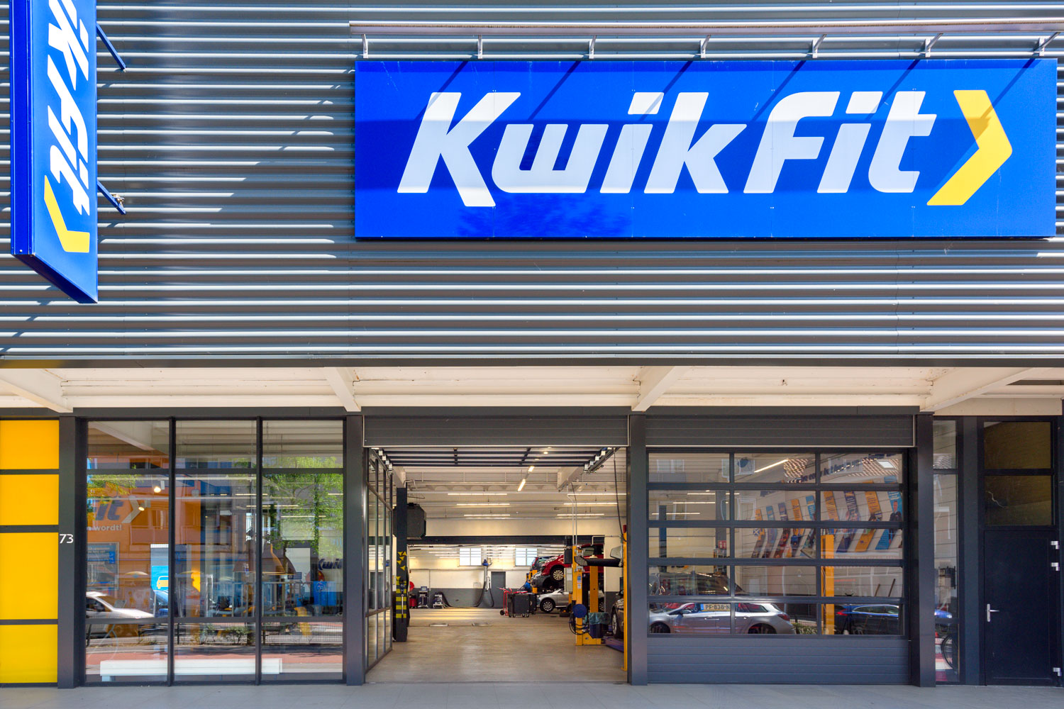 Kwikfit_aluminiumframe_bedrijfdeur_deurtechniekenNL