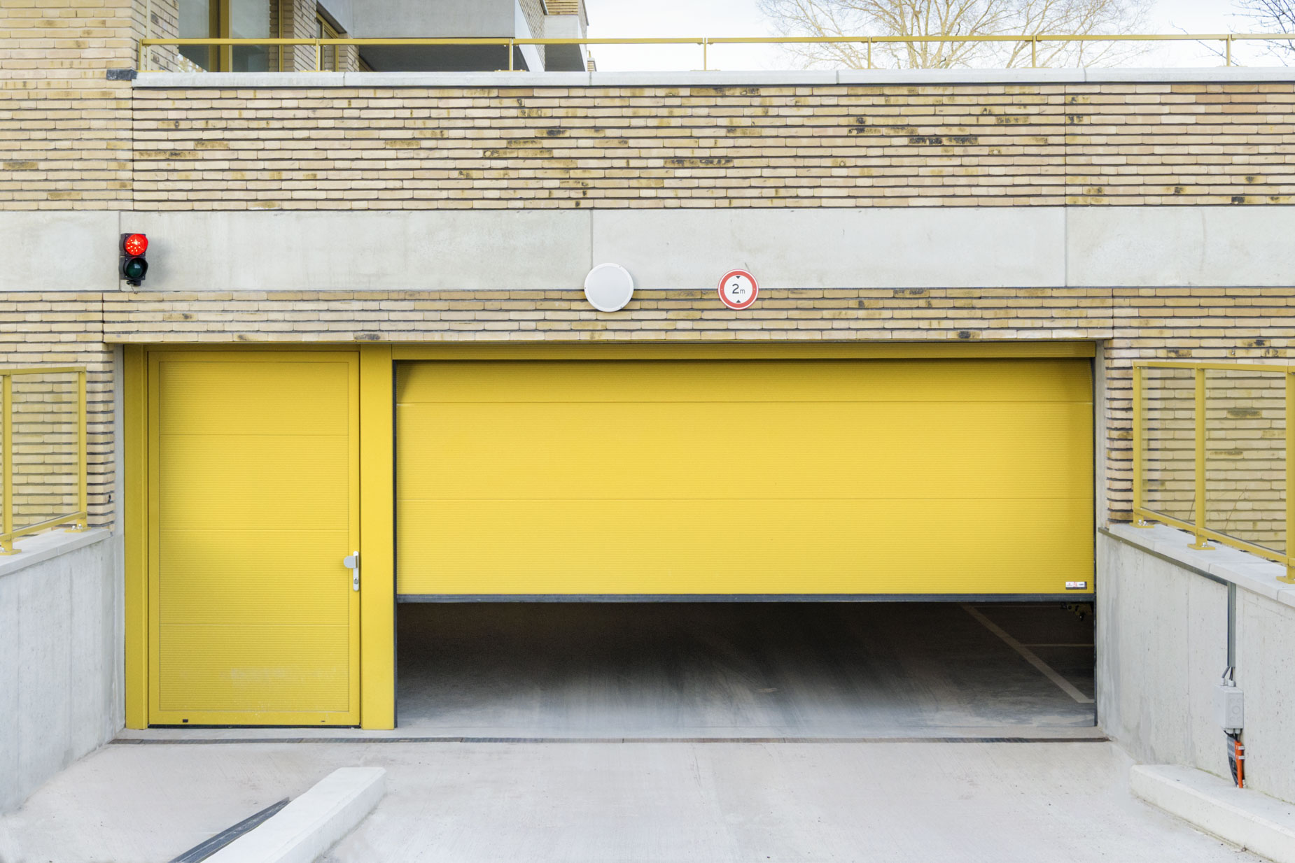 Gele garagedeur UMBRA design voor VvE met losse loopdeur | Deurtechnieken.nl Gele garagedeur UMBRA design voor VvE met losse loopdeur | Deurtechnieken.nl