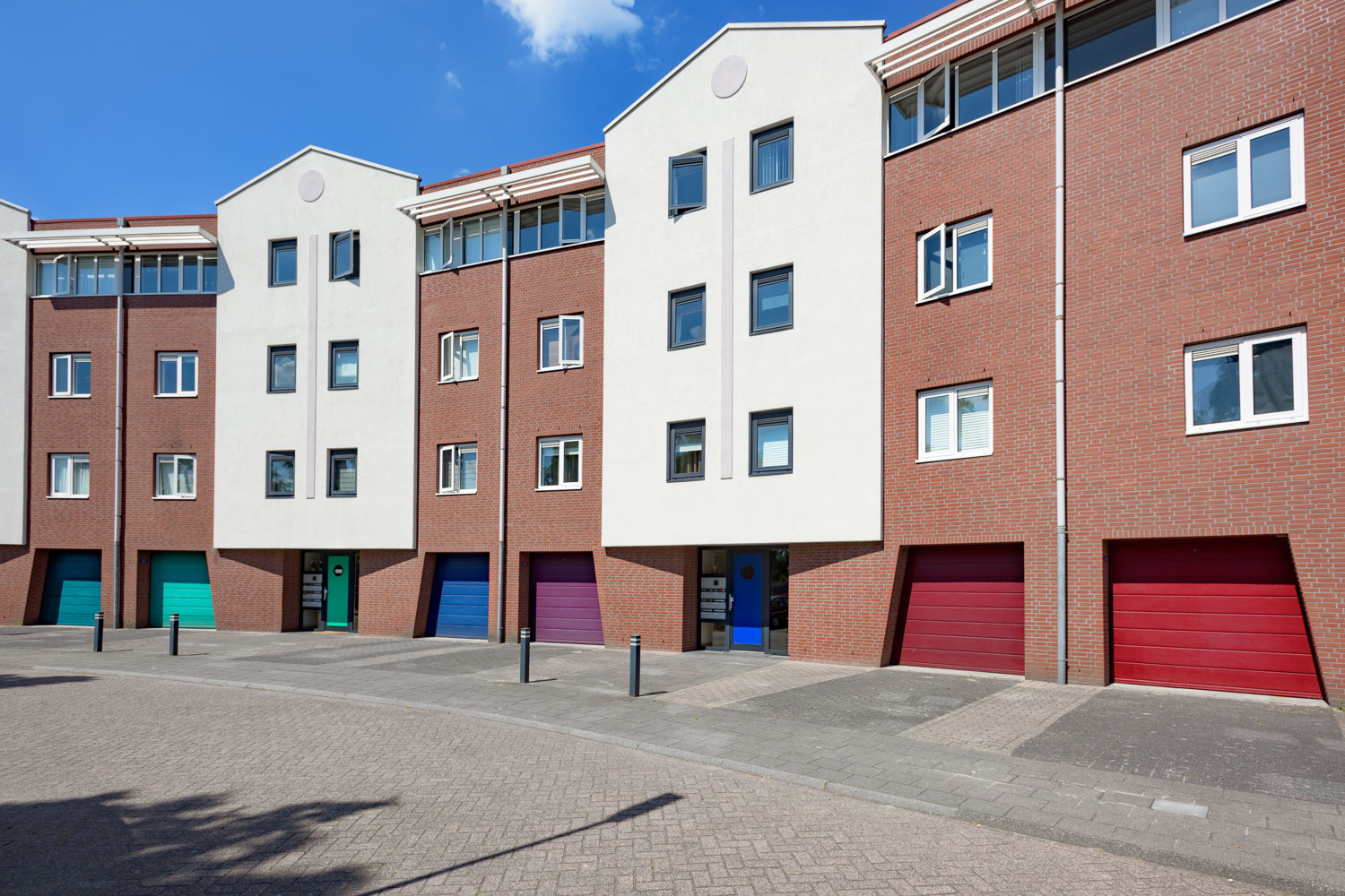 VvE met gekleurde garagedeuren VvE met gekleurde garagedeuren | Deurtechnieken.nl