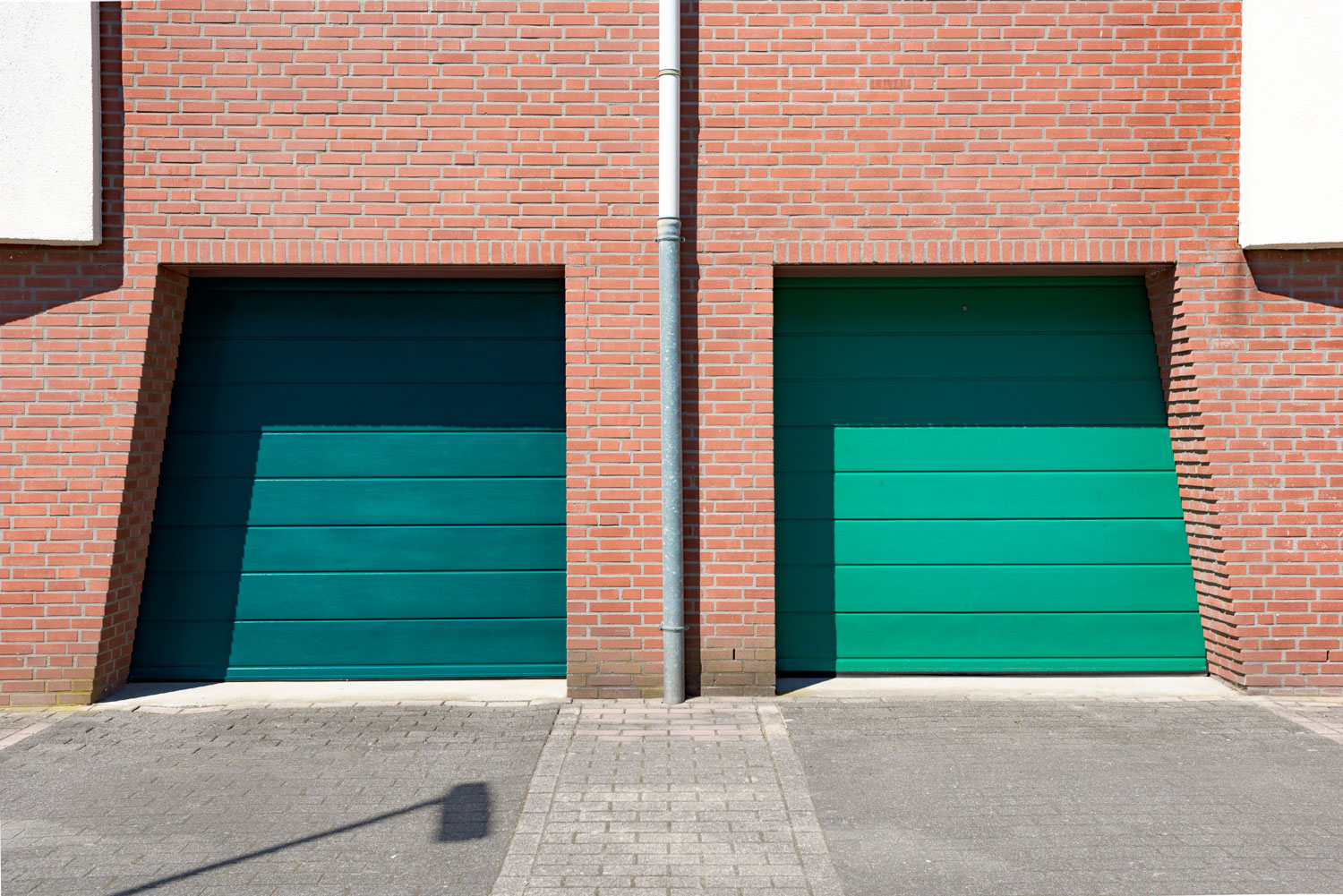 VvE met gekleurde garagedeuren04 gekleurde garagedeuren voor VvE-s